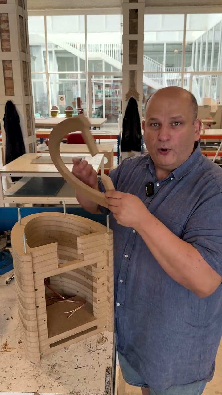 Montaje de las capas del recinto sobre las varillas roscadas en el taller.
