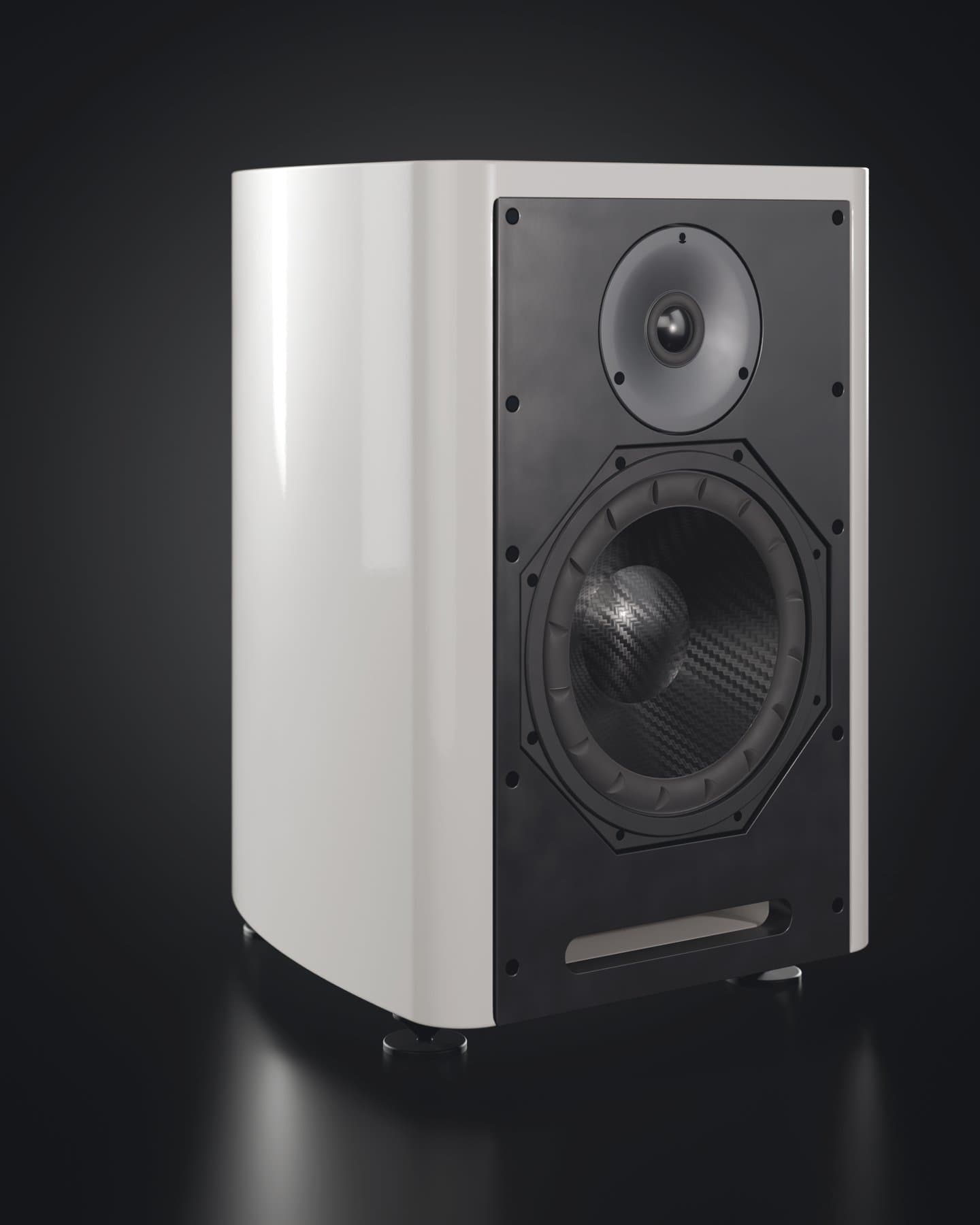 Opus I en tres cuartos: frontal negro con woofer y tweeter, cuerpo curvo lacado en blanco.